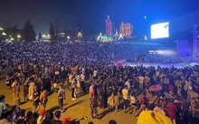 Ảnh: “Biển” người chen chúc đông nghịt tại Sa Pa ngày cuối tuần