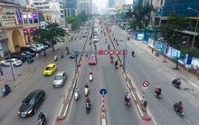 Ảnh: Mặc kệ biển cấm, hàng trăm xe máy nối đuôi nhau đi lên cầu vượt ở Thủ đô