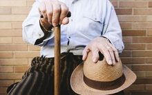 Có những thứ dành cả đời để bận tậm, đến phút cuối mới vỡ lẽ hóa ra chẳng quan trọng tới vậy: Xe xịn, nhà đẹp, công việc hào nhoáng có đủ khiến bạn vui?