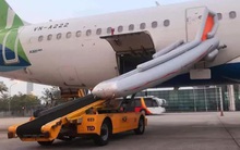 Khách mở cửa thoát hiểm máy bay ở Nội Bài làm bung phao cứu sinh