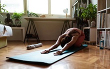 7 bài tập giãn cơ bạn nên thực hiện hàng đêm để vừa ngủ ngon lại giảm đau mỏi sau một ngày làm việc