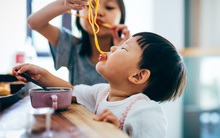 Thức ăn rơi xuống đất, nhanh tay nhặt lên ăn theo Quy tắc 5 giây có an toàn? Đây là câu trả lời của chuyên gia