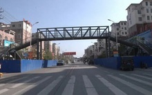 Sợ con gặp nạn khi đi học, bà mẹ chi 3,5 tỷ đồng xây cầu vượt dành riêng cho quý tử và "500 anh em" đến trường