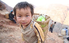 Đừng gieo vào đầu con tâm lý "Nhà mình nghèo lắm", bố mẹ sẽ không biết được con bị tác động tiêu cực như thế nào trong tương lai đâu!