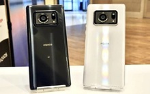 Chiếc điện thoại Nhật này sử dụng camera lớn chưa từng thấy trong lịch sử