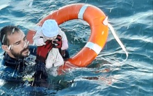 Nhói lòng khoảnh khắc bé sơ sinh chới với giữa biển người di cư, số phận mong manh trên hành trình tìm đến miền đất hứa