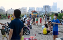 Bất chấp dịch Covid-19 phức tạp, người Hà Nội vẫn thả diều, đá bóng...