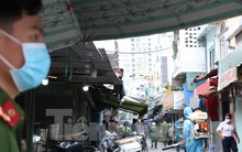 Cận cảnh việc phong tỏa một phần khu chợ sầm uất ở trung tâm TPHCM