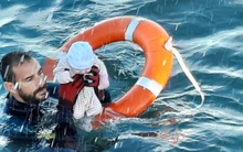 Người trong cuộc kể về bức ảnh em bé sơ sinh trong đoàn di cư được cứu từ biển: "Đứa trẻ lạnh cóng, không cử động"