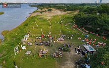 Như chưa từng có dịch Covid-19: Bãi đá sông Hồng đông nghẹt người tụ tập vui chơi, bỏ luôn cả khẩu trang để hóng mát