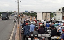 Tai nạn liên hoàn trên cầu Cần Thơ, kẹt xe kéo dài hàng cây số