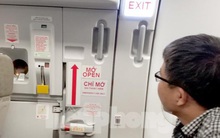 Tự ý mở cửa máy bay chuẩn bị cất cánh, khách bị cấm bay 9 tháng