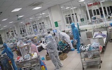 Xúc động hình ảnh các bác sĩ ép tim liên tục để cấp cứu, giành giật sự sống cho bệnh nhân COVID-19 bị ngưng tuần hoàn