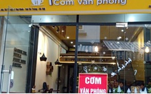 Chủ nhà hàng cầm cự để giữ nhân viên và trả tiền thuê cửa hàng