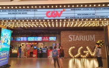 Chùm ảnh: Các rạp phim tại TP.HCM đông đúc trước giờ đóng cửa, nhiều bạn trẻ tranh thủ đi xem cho kịp giờ