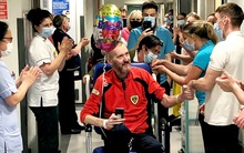 Hành trình vượt qua tử thần: Bệnh nhân Covid-19 xuất viện sau 178 ngày, sống sót một cách kỳ diệu