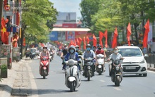 Nắng nóng đỉnh điểm từ đầu hè lên đến 40 độ C tại Hà Nội: Nhựa đường tan chảy, người dân dùng nước tưới đường giữa trưa