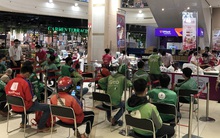 Đơn hàng online ở các siêu thị tăng đột biến, shipper "chạy không kịp thở"