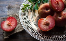 Kết quả bất ngờ khi soi quả mận dưới kính hiển vi và 5 đối tượng dù thèm cũng không nên ăn mận kẻo rước bệnh vào người