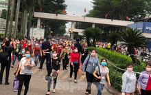 'Ná thở' chen chân ở chợ công nhân như chưa từng có COVID-19