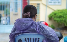 Cha mẹ canh ngoài cổng trường, ôm hôn an ủi khi con kiểm tra xong: Thi xong rồi, về nhà thôi con!