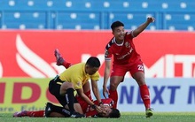 Sự cố Eriksen: "Nước mắt Euro" gợi nhớ ký ức kinh hoàng về những lần cầu thủ Việt suýt nuốt lưỡi, "chạm cửa tử" ngay trên sân cỏ V-League