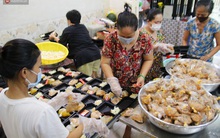 Một gia đình nấu 300 phần cơm mỗi ngày tiếp sức BV Bệnh Nhiệt đới: "Bao giờ gỡ phong tỏa, chị mới ngừng nấu cơm"