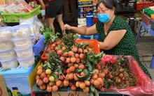 Vải thiều vào vụ, tràn ngập chợ TPHCM
