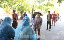 Người bán vải mắc COVID-19, hàng trăm tiểu thương chợ đầu mối và người dân đi xét nghiệm
