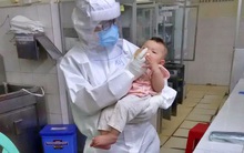 Mẹ mắc COVID-19 suy hô hấp nặng, bé gái 7 tháng tuổi được nữ bác sĩ vắt sữa chăm như con ruột