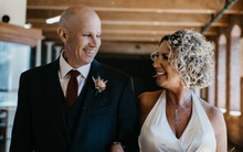 Cổ tích ngoài đời thực: Người đàn ông mắc hội chứng Alzheimer yêu và cầu hôn lại chính người vợ của mình