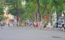 Hà Nội: "Biển" người đổ ra tập thể dục, biến hồ Gươm thành "trường đua xe đạp" bất chấp quy định cấm tụ tập để chống dịch Covid-19