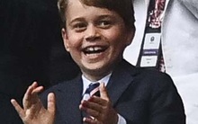 “Đức vua tương lai” George ngồi hàng ghế đầu, diện vest bảnh bao chiếm sóng tại trận Anh - Đức tối qua, biểu cảm ăn mừng "đốn tim" công chúng