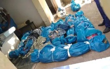 Tiếp tục thảm cảnh ở Ấn Độ: Thi thể bệnh nhân Covid-19 bọc kín nằm la liệt trên mặt đất, đánh đố thân nhân phải chọn đúng xác người nhà mà mang về