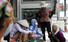 Giáo viên thất nghiệp đi bán hàng rong mưu sinh