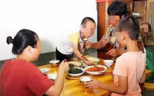 3 thói quen trên bàn ăn nói lên đứa trẻ sẽ khó thành công, hành vi cuối cùng nghiêm trọng nhất, bố mẹ cần sớm giúp con điều chỉnh