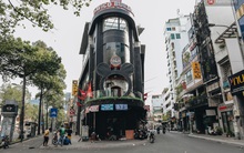 Mặt bằng nhà phố trung tâm Sài Gòn “kiệt sức” vì Covid-19: Chi chít bảng cho thuê nhưng chẳng ai ngó ngàng