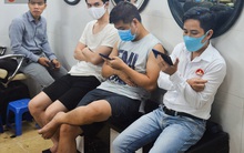 Ảnh: Người Hà Nội đổ xô đi cắt tóc, nhiều người phải ''quay xe" vì tiệm quá tải, không nhận thêm khách