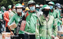 Đội quân shipper “đổ bộ” đến những bệnh viện dã chiến để giao hàng hóa cho bệnh nhân Covid-19 ở Sài Gòn