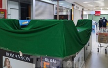 Trung tâm thương mại ở Hà Nội phủ bạt, ngừng hoạt động các gian hàng không thiết yếu