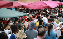 Bí thư Hà Nội gọi điện chỉ đạo khẩn vụ tập trung đông người tiêm vắc-xin ở Bệnh viện E