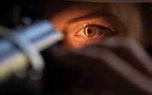 Sống trong bóng tối gần 40 năm, người đàn ông có cơ hội tìm lại thị lực nhờ một đột phá công nghệ mới