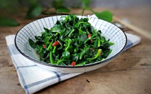 Được mệnh danh là "kháng sinh tự nhiên", loại rau dại mọc hoang này điều trị được rất nhiều bệnh nhưng có 3 người cần tránh