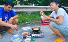Bữa cơm nấu vội ngay ven đường của tài xế nằm chờ gần 2 ngày để xin giấy "luồng xanh" vào Hà Nội
