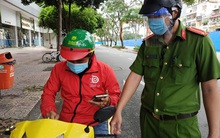 Đơn hàng online tại TP HCM ùn ứ do 'kẹt'… shipper