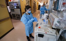 Trẻ hơn, ốm yếu hơn và bệnh diễn biến nhanh hơn: Biến chủng Delta và "bộ mặt" mới của Covid-19 ở Mỹ