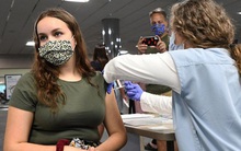 CDC Mỹ tiết lộ đáng sợ về biến thể Delta: Dễ lây như bệnh thủy đậu, gây bệnh nghiêm trọng hơn nhưng vắc xin ngăn chặn 90% nguy cơ bệnh nặng