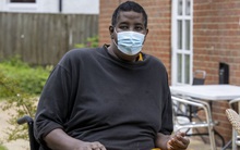 "Chàng trai cao nhất thế giới" nổi tiếng khắp nơi, lấy được vợ nhưng cuộc sống sau đó chật vật, khổ sở hơn những gì mọi người nghĩ