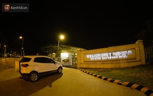 Ca dương tính SARS-CoV-2 mới tại Hà Nội: Công nhân chờ xét nghiệm xuyên đêm, nhiều người trò chuyện quên đeo khẩu trang