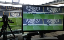 Tại sao một trận bóng chiếu trên các kênh khác nhau lại hiển thị bảng quảng cáo khác nhau?